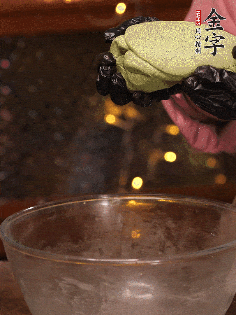 清明粿粉，分次加艾草泥，加點(diǎn)油揉2分鐘，揉到面團(tuán)光滑，醒發(fā)一下