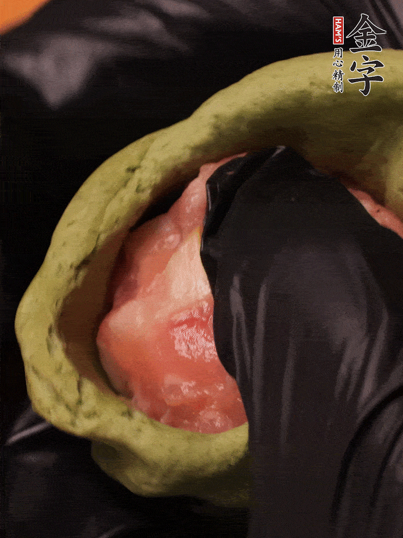 切成小劑子，中間壓個坑，做成碗狀，虎口慢慢收口