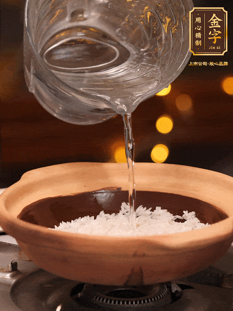 選一個中意的砂鍋加入1勺花生油并刷勻，倒入泡好的絲苗米、開大火煮至沸騰冒大泡后，轉(zhuǎn)中火蓋蓋燜煮5分鐘