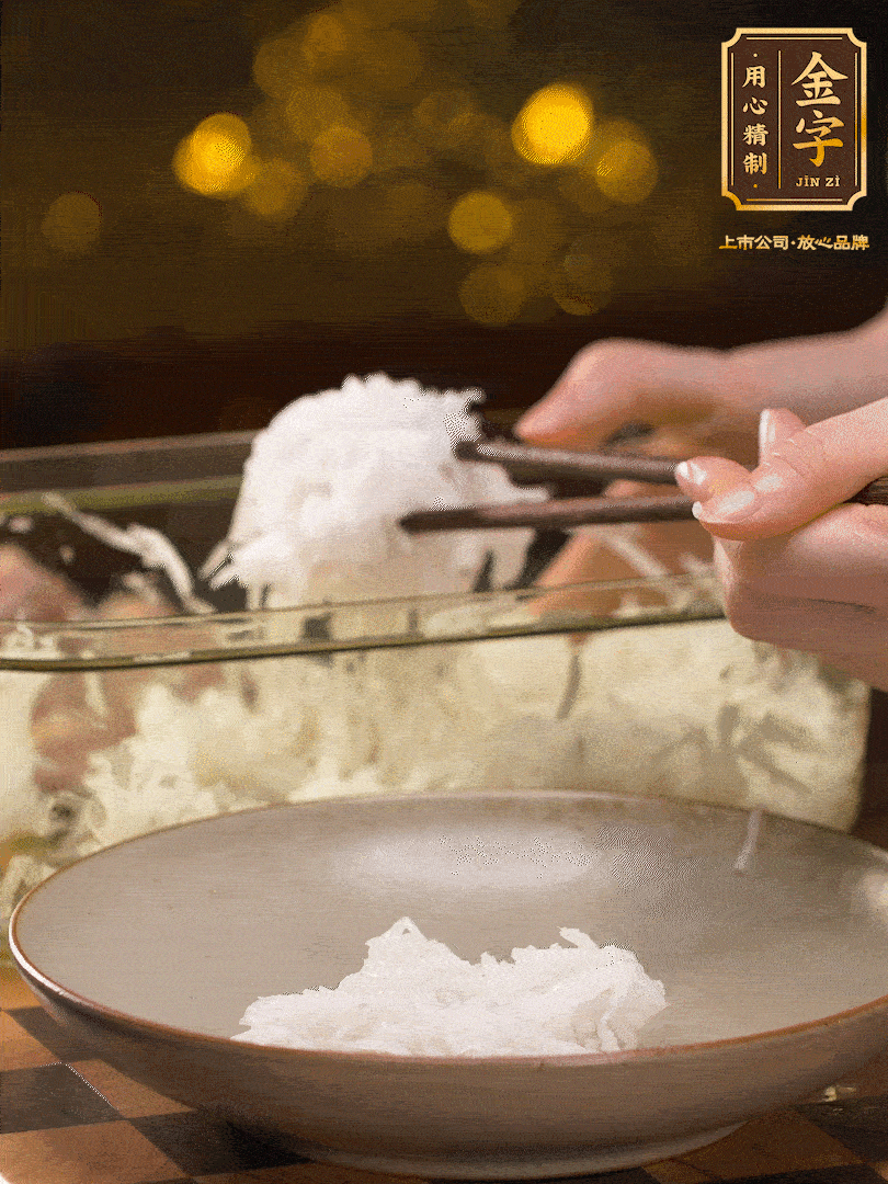 腌好的蘿卜絲控干水份用筷子夾出 、放在盤子底部