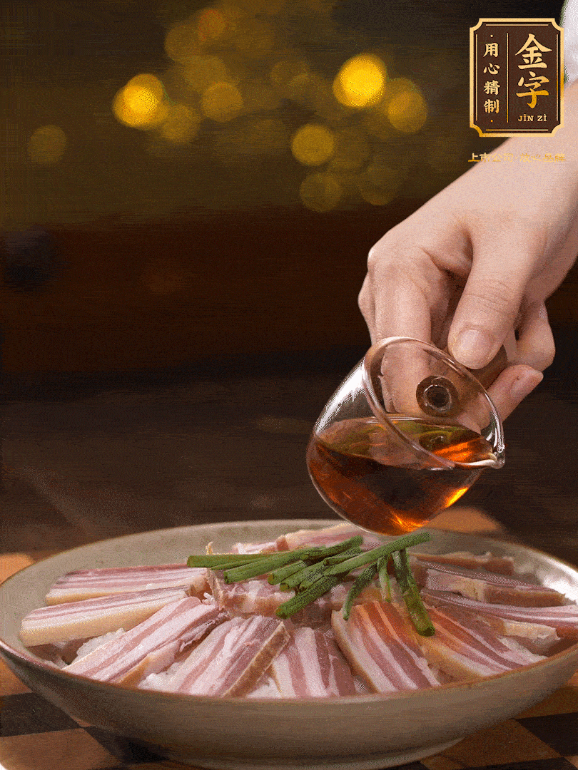 把切好的咸肉，均勻的鋪在蘿卜絲的四周頂部放少許蔥段 淋上少許料酒，放入鍋中 大火蒸二十分鐘