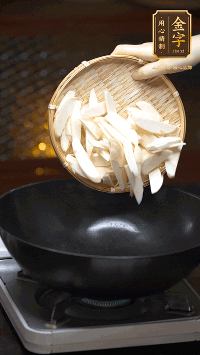 油至5成熱，下茭白塊翻炒，慢慢煎炒至表面微微焦黃