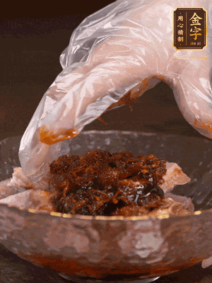 排骨用1勺蠔油、1勺醬油、1勺金字火腿XO醬抓勻腌制半小時(shí)