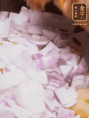 倒入洗干凈的大米、土豆丁、洋蔥碎、排骨、金字火腿xo醬、水