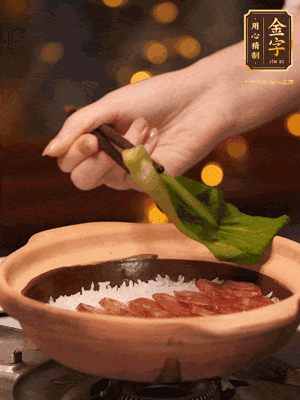 開蓋，碼上香腸和焯好水的青菜