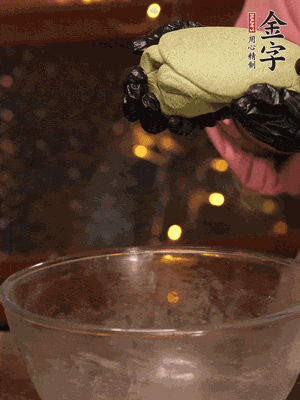 水里放點(diǎn)鹽，燒開后放艾草，一勺小蘇打，撈出浸入涼水，打成艾草泥