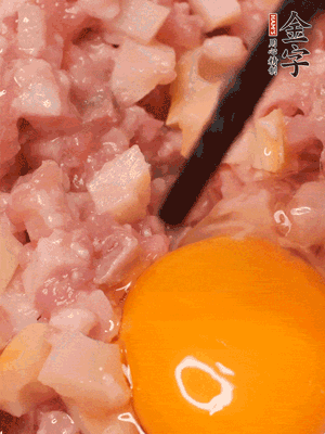 豬肉末、咸肉丁，分次加蔥姜水，一勺糖、一丟白胡椒，春筍丁，打入一個雞蛋