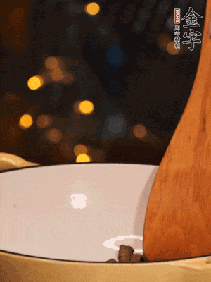 鍋中放入油，倒入醬油肉煸出油脂香味