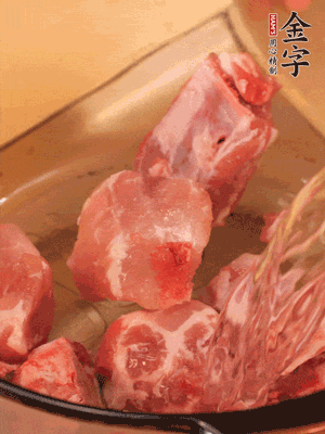 排骨冷水下鍋，加料酒、姜片，煮開綽水