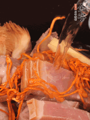 將所有食材一起倒進鍋中，加水沒過食材，燉煮30分鐘即可