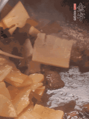 熱油起鍋，下醬油肉煸炒出香味