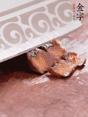 金字醬油肉水煮15分鐘，切薄片