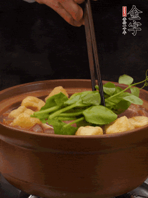 加筒骨煲的經(jīng)典配菜：金字土香腸、油豆腐、千張蓋上蓋子燜一會(huì)兒，耐心等候10分鐘。