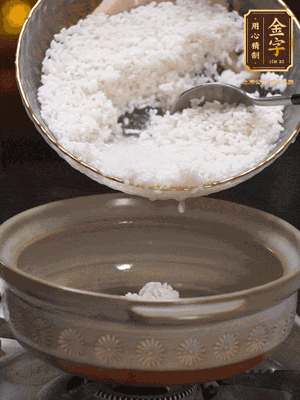 鍋底刷油，倒入米飯，水沒過即可，中小火燜10分鐘，戳幾個洞