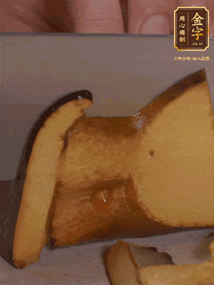 2個(gè)牛肝菌切丁，1個(gè)牛肝菌切片；金字香腸1根切丁，1根切片