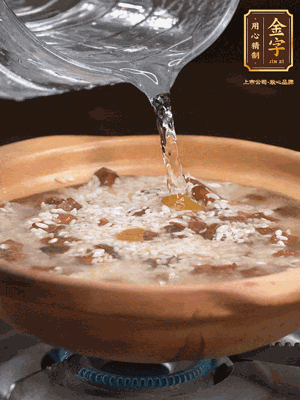 再倒入泡了30分鐘的大米翻拌均勻，加水稍微沒過（米水比例1:1），中火燜煮，到冒大泡，大致5分鐘