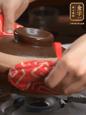 中火調(diào)成小火，鋪上香腸蓋蓋燜5分鐘。不斷轉(zhuǎn)動(dòng)瓦煲，讓側(cè)壁的飯形成飯焦