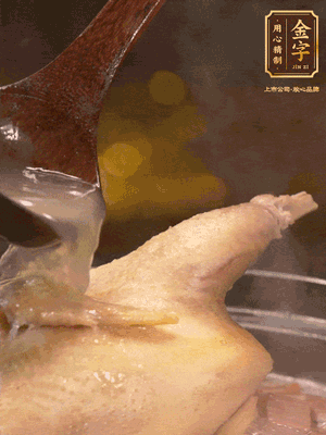 大火燒開后，撇去浮沫。轉(zhuǎn)小火燉2個(gè)小時(shí)