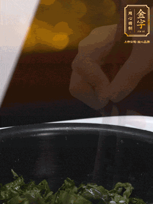 煮飯鍵開煮，根據(jù)個(gè)人口味加鹽