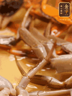 鍋中少油，螃蟹下到鍋中煎一煎