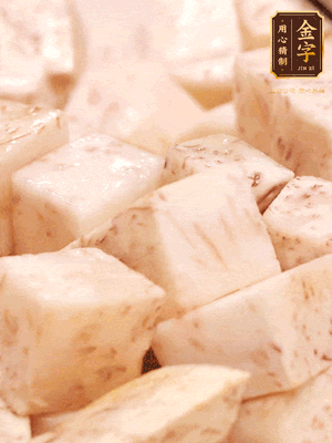 鍋上火下足油，將芋頭炸金黃色至熟