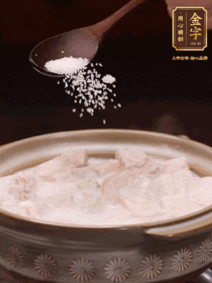 大火后改小火炆8分鐘左右，再加味精、精鹽，繼續(xù)炆至芋頭入味