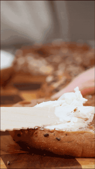 貝果在烤箱中180度復(fù)烤5分鐘，涂上芝士