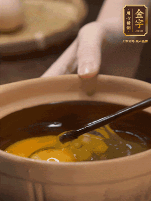 雞蛋打入砂鍋，充分打勻，1.5倍的溫水加一勺鹽，倒入蛋液中，攪拌均勻后用勺子舀去表面浮沫