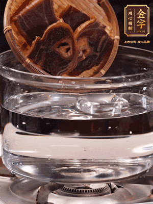 火腿蹄片，冷水下鍋，加蔥姜、料酒焯水