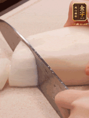 蘿卜削皮，切成滾刀塊