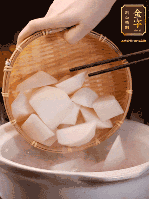 大火煮開后，轉(zhuǎn)中小火燉40分鐘，挑出蔥結(jié)，再下蘿卜燉20分鐘