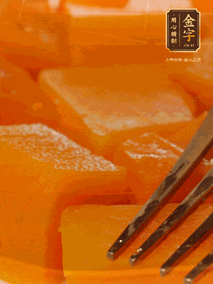 南瓜去皮，一半切塊備用，一半切塊蒸熟，碾成泥