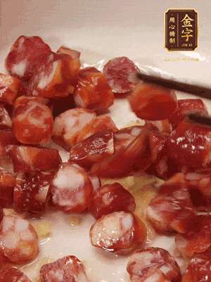 砂鍋熱油，下姜絲、香腸煸香