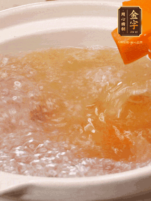 倒入開(kāi)水、南瓜塊、南瓜泥中火煮5分鐘