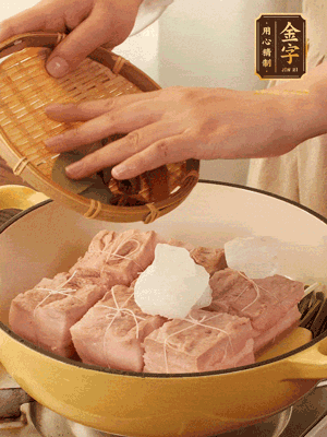 五花肉皮朝下，桂皮、八角、香葉、冰糖、生抽、花雕酒