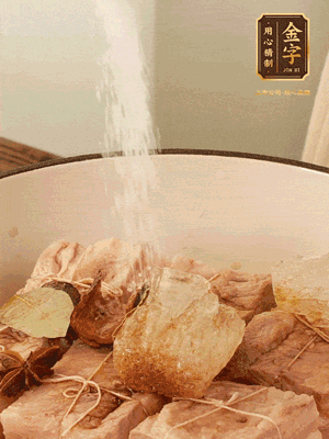 加水沒過，大火煮開轉(zhuǎn)小火慢燉2小時，煮到收汁