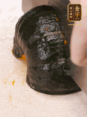 貝貝南瓜去皮，切成小塊。姜切絲