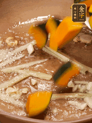 砂鍋倒一層底油，蒜粒、姜絲炒香后，再下南瓜翻炒30秒