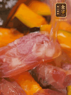 下香腸，倒沒過南瓜的水，加1/2勺鹽、1/2勺白糖、1勺蠔油燜8分鐘