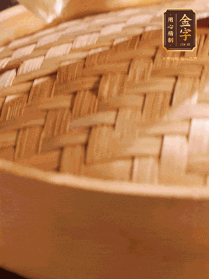 將香腸、醬油肉、臘肉放入蒸容蒸20分鐘