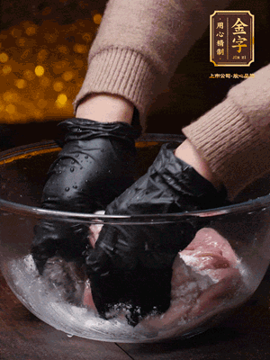 豬肚放入面粉、鹽、白酒，反復(fù)揉搓（重復(fù)3遍），洗掉表面的黏液。再把豬肚翻過來，剪去油脂，一樣反復(fù)揉搓干凈