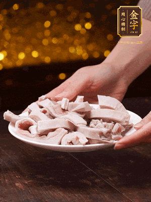 豬肚冷水下鍋，姜蔥料酒去腥，水開煮5分鐘，撈出，切小塊。