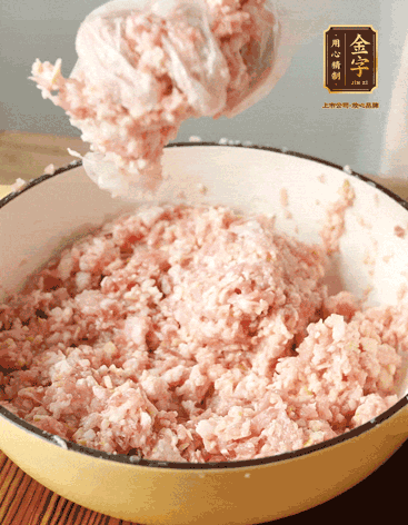 肉丁、咸肉丁、一丟丟鹽、料酒拌勻，反復(fù)摔打上勁。接著加入1兩蔥姜水，反復(fù)拌勻摔打上勁。前后共加3遍。3遍后筍丁，接著反復(fù)摔打上勁。最后加入1個(gè)蛋清、3茶匙生粉拌勻摔打上勁