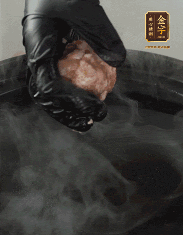 獅子頭摔打至圓潤牢固，等水煮開后，放獅子頭