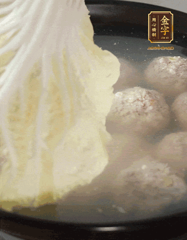 等獅子頭浮起來時(shí)再加白菜蓋。小火慢燉2小時(shí)