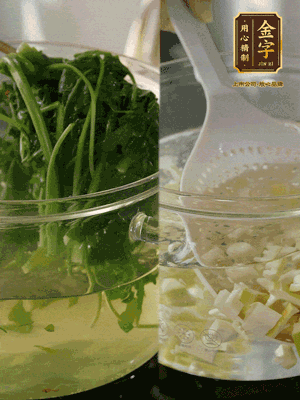 春筍切丁焯水；薺菜加鹽焯水，過涼水后切成細末