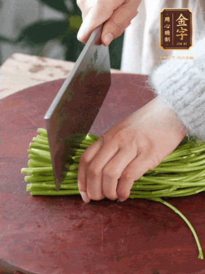 正嫩的藜蒿，掐頭去除根部，切小段