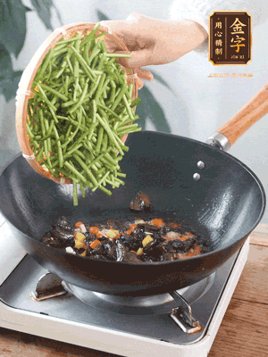 熱油煸香蒜末、姜粒、小米辣，再下臘肉煸炒出香味