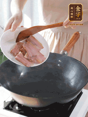 豬油熱鍋，下咸肉煸香，再下蔥姜提鮮