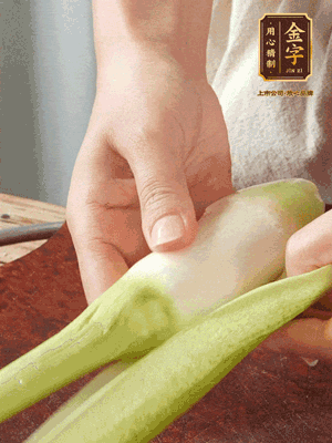 茭白去皮切絲，下鍋稍稍汆燙一下瀝干。